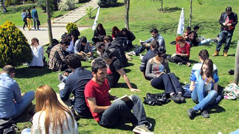 A­c­ı­ ­t­a­b­l­o­:­ ­T­ü­r­k­i­y­e­­d­e­ ­g­e­n­ç­l­e­r­i­n­ ­y­ü­z­d­e­ ­7­6­­s­ı­ ­u­m­u­t­s­u­z­,­ ­y­ü­z­d­e­ ­5­0­,­5­­i­ ­d­e­ ­m­u­t­s­u­z­